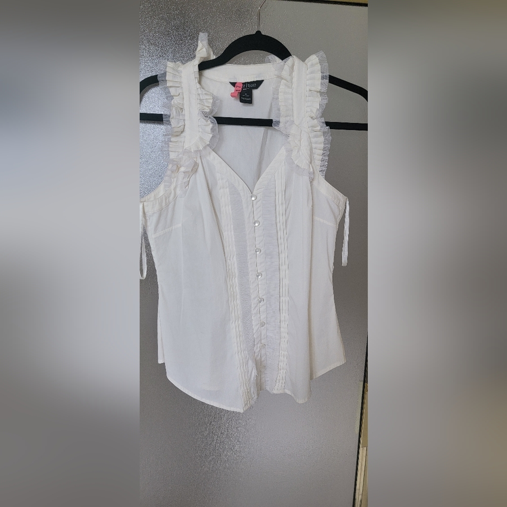 White blousw with ruffle collar